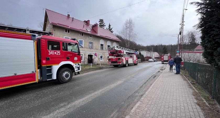 Podgórzyn : Strażacy interweniują przy pożarze sadzy w kominie