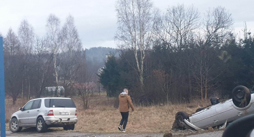 Dachowanie w Mysłakowicach. Osoba zakleszczona w pojeździe.