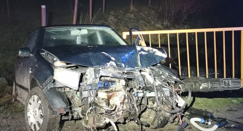 Prowadziła po alkoholu, przekroczyła prędkość, uderzyła w barierę. Auto nie miało OC ani przeglądu