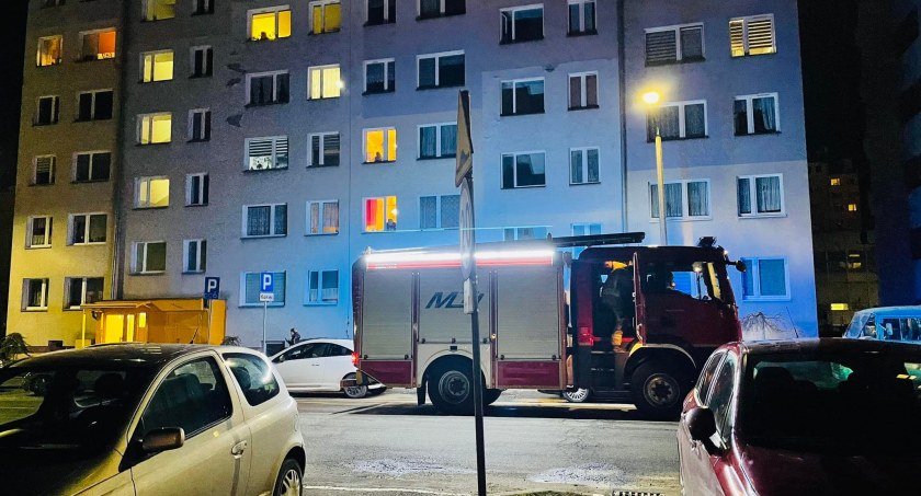Pożar w wieżowcu na Zabobrzu. Interwencja straży i policji