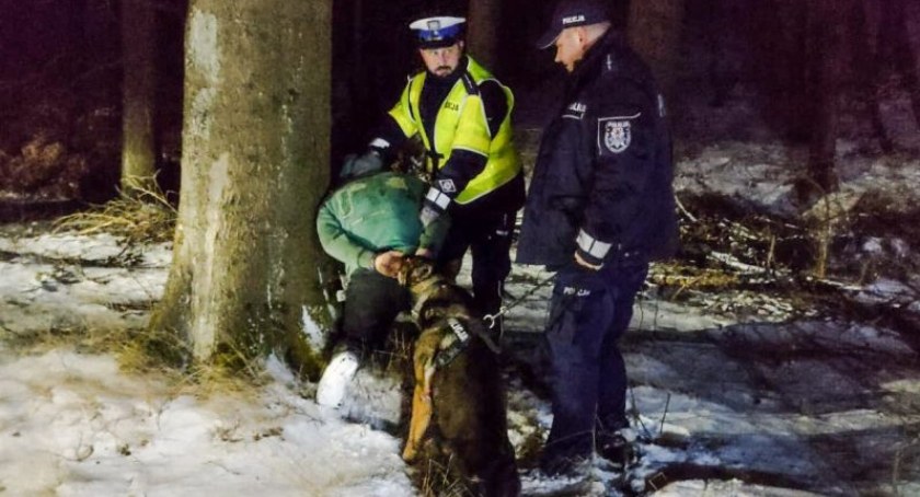 Podczas ucieczki samochodem omal nie potrącił policjanta. Wytropił go pies