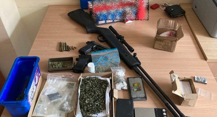 Odpowie za nielegalne posiadanie broni, narkotyków i za paserstwo