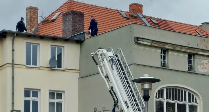 Dziewczynka na skraju dachu budynku przy ulicy Piłsudskiego