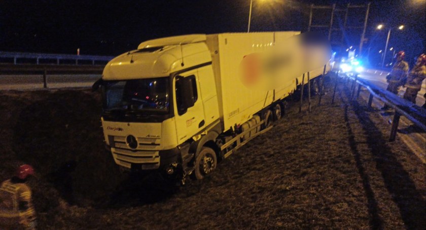 Ciężarówka wypadła z drogi. Utrudnienia na A4