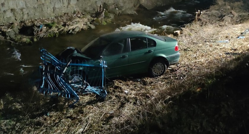 Stara Kamienica : BMW w rzece, a kierowcy brak