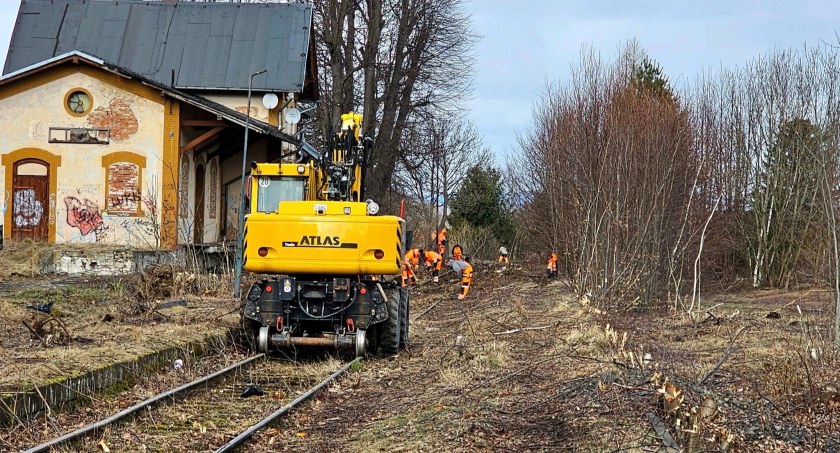 Pociągiem do Karpacza. Prace na linii kolejowej trwają w najlepsze