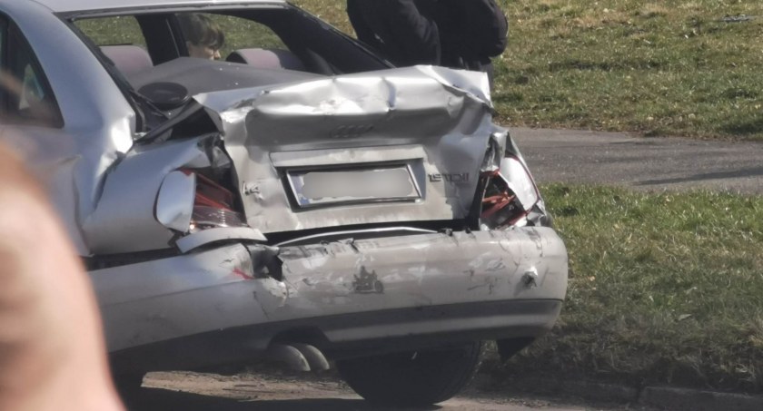 Groźne zderzenie ciężarówki z osobówką na alei Jana Pawła II