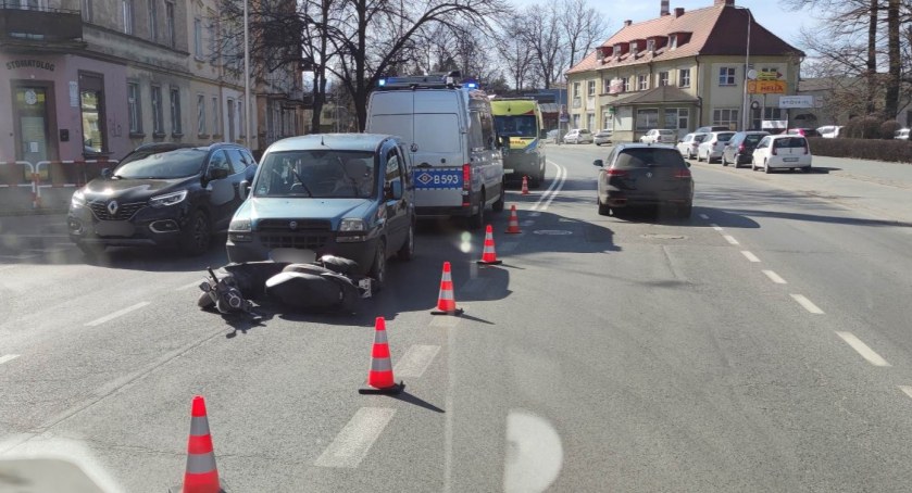 Wjechała w motorowerzystę. Utrudnienia na Wolności