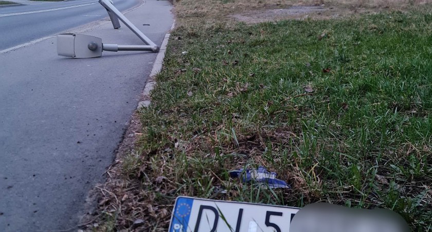 Samochodem ściął latarnię i odjechał. Na miejscu została rejestracja