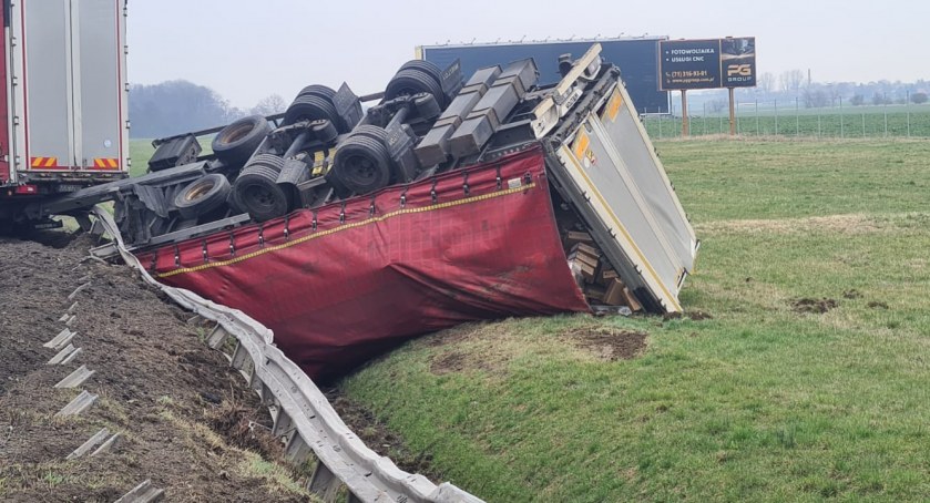 Autostrada A4 chwilowo zostanie zamknięta. Naczepa na dachu poza drogą