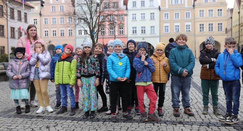 Dzieci ze Szkoły Podstawowej nr 2 kolorowo przywitały wiosnę