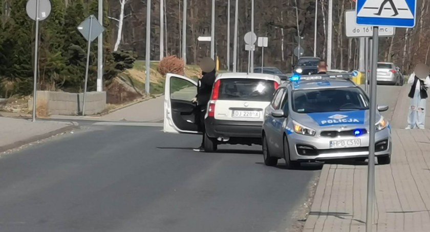 Radiowóz odjechał bez policjantów. Interwencja na Zabobrzu