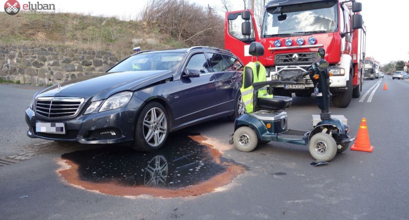 Zderzenie Mercedesa ze skuterem inwalidzkim