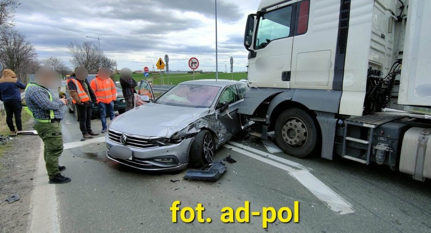 To miejsce to zmora kierowców. Niebezpieczne zderzenie ciężarówki z osobówką