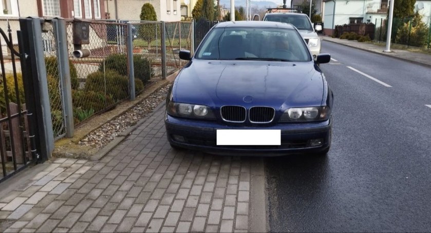 Stają na przejściu, na zakazie i na całym chodniku - Mistrzowie Parkowania