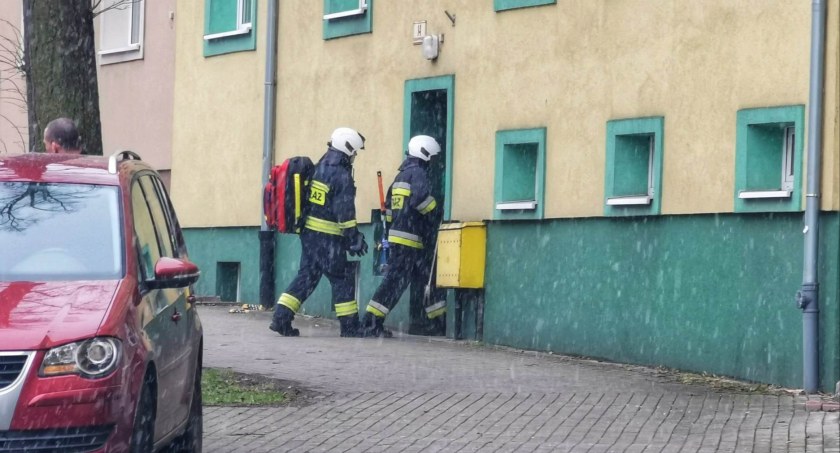 Strażacy pomogli starszej kobiecie w potrzebie