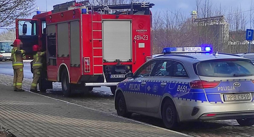 Siłowe wejście do toalety. Na miejscu policja i straż pożarna