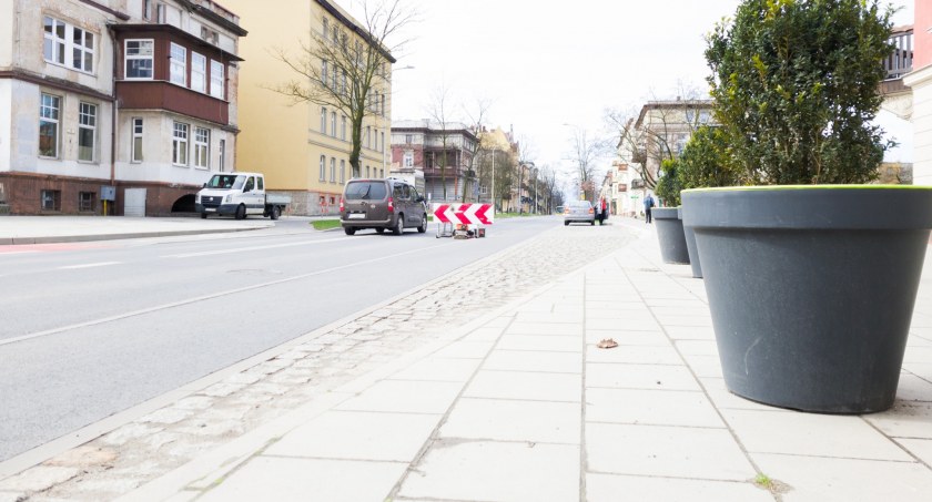 Pierwsze naprawy na niedawno oddanej do użytku alei Wojska Polskiego