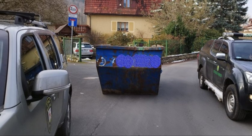 Zostawił kontener na odpady budowlane na środku ulicy