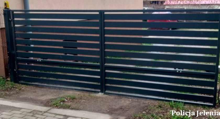 W zeszłym roku uszkodził bramę wjazdową. Nie uniknie konsekwencji