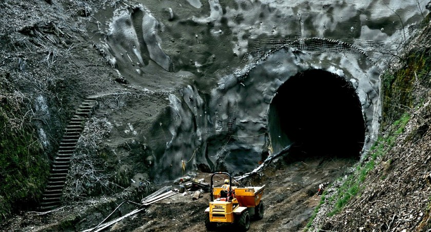 Trwają prace przy remoncie tunelu kolejowego na trasie Jelenia Góra - Wrocław