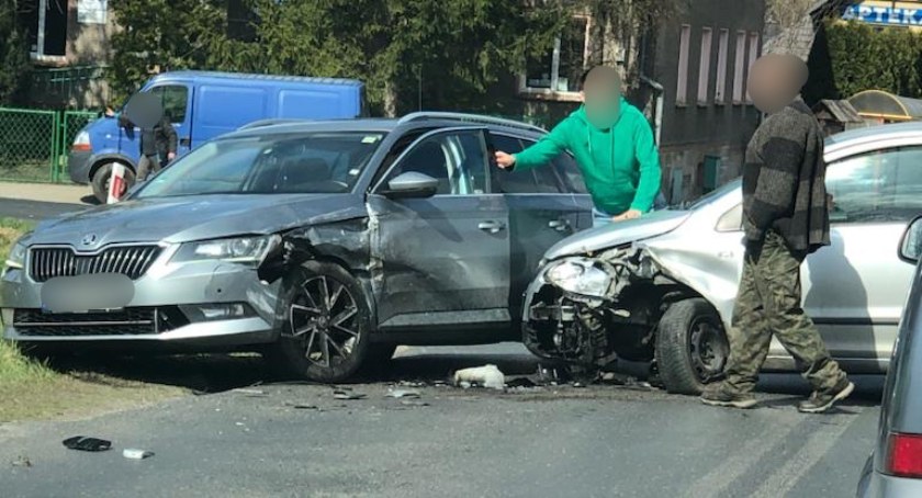 W Jeżowie Sudeckim zderzyły się dwie osobówki. Są znaczne utrudnienia