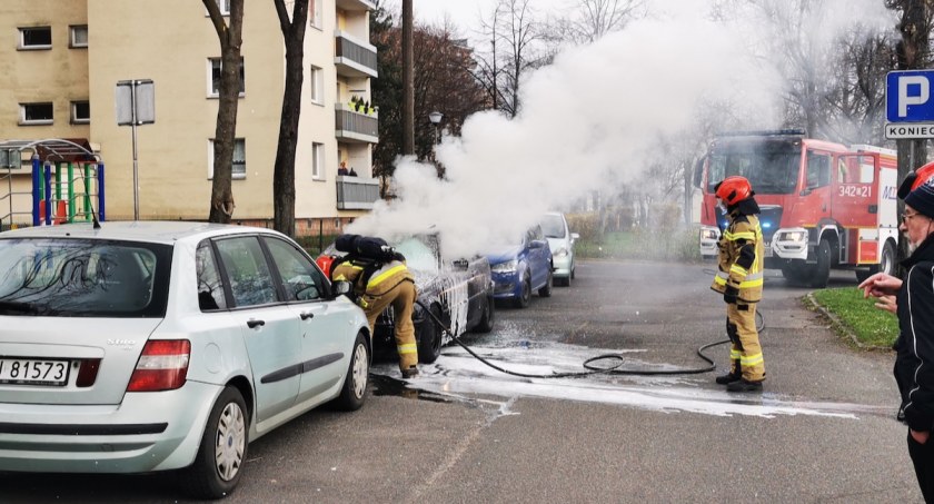 BMW w płomieniach na Zabobrzu. Film z akcji gaśniczej