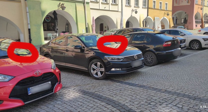 Żółte kartki od Straży Miejskiej dla parkujących przy Urzędzie Miasta