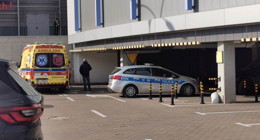 Śmierć kobiety przy centrum handlowym w Jeleniej Górze