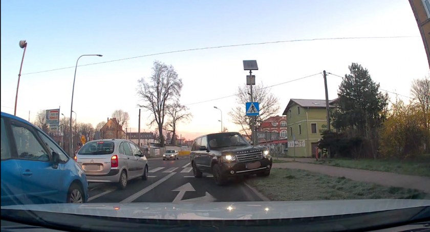 O krok od tragedii. Kierowca SUV-a musiał uciekać na pas zieleni