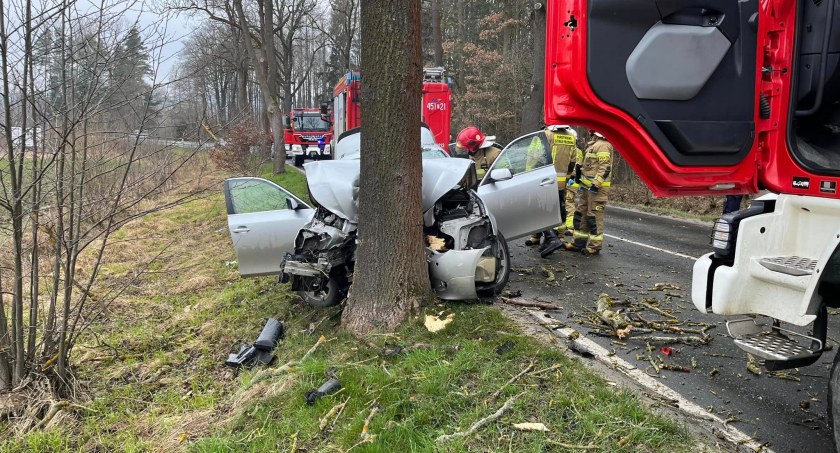 BMW doszczętnie rozbite po uderzeniu w drzewo. Dwie osoby w szpitalu.
