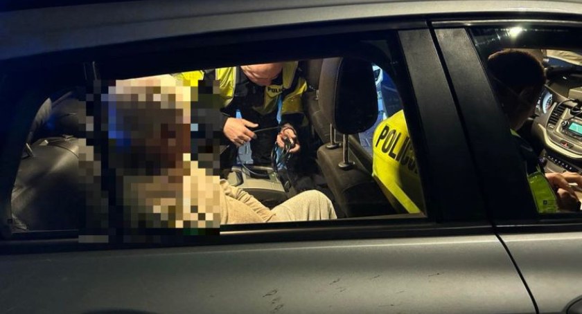 Pijany 86-latek uszkodził zaparkowane pojazdy i wjechał w budynek