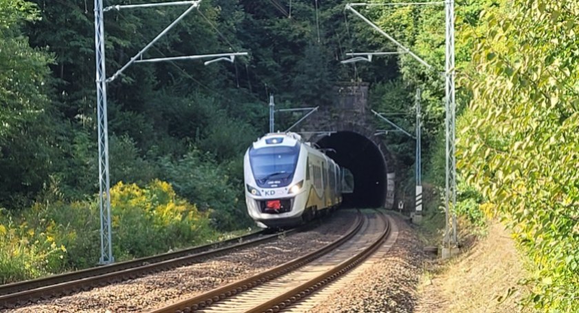 Przedłużą się utrudnienia związane z przebudową tunelu w Trzcińsku.