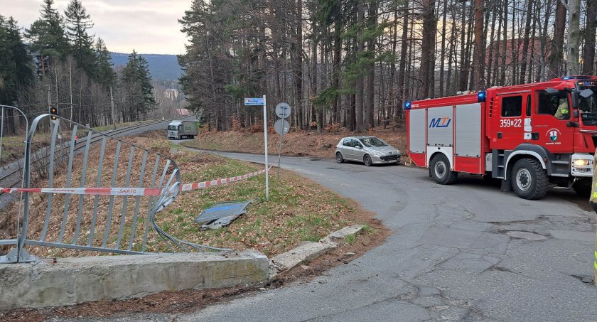 W Szklarskiej Porębie tir nie zmieścił się na wiadukcie