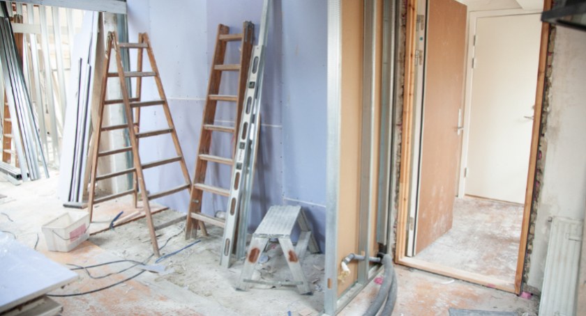 Włamała się do budynków i ukradła mienie, które później mogła sprzedać na złomie