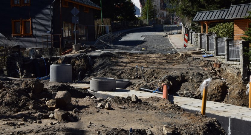 Postęp prac przy przebudowie ulicy 1 Maja w Szklarskiej Porębie