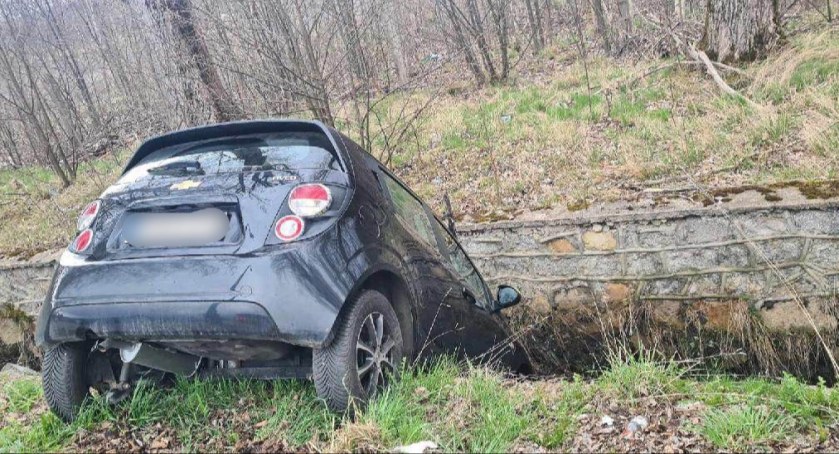 Myślał, że wrzucił wsteczny. Mylił się… ruszył i wpadł do strumyka