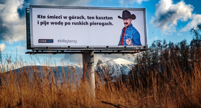 Kreatywny baner na trasie do Karpacza