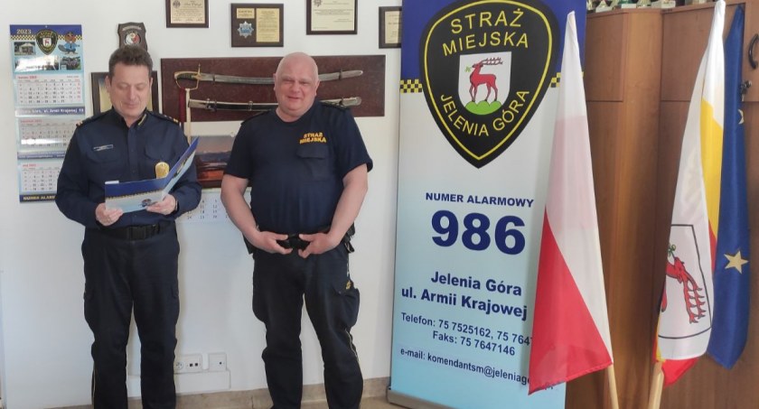 30 lat pracy w Straży Miejskiej. Strażnik otrzymał podziękowania i nagrodę finansową