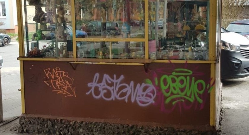 Niespełniony artysta podpisywał się na budynkach, przystankach, a nawet na kiosku