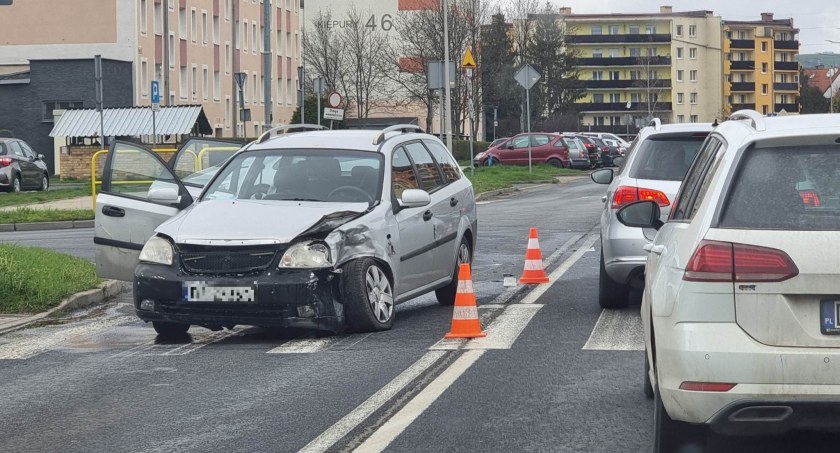 Zderzenie dwóch samochodów koło ZUS-u