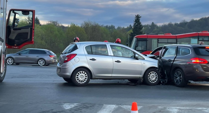 Poranne niebezpieczne zdarzenie na ulicy Sobieskiego. Utrudnienia na DK 3