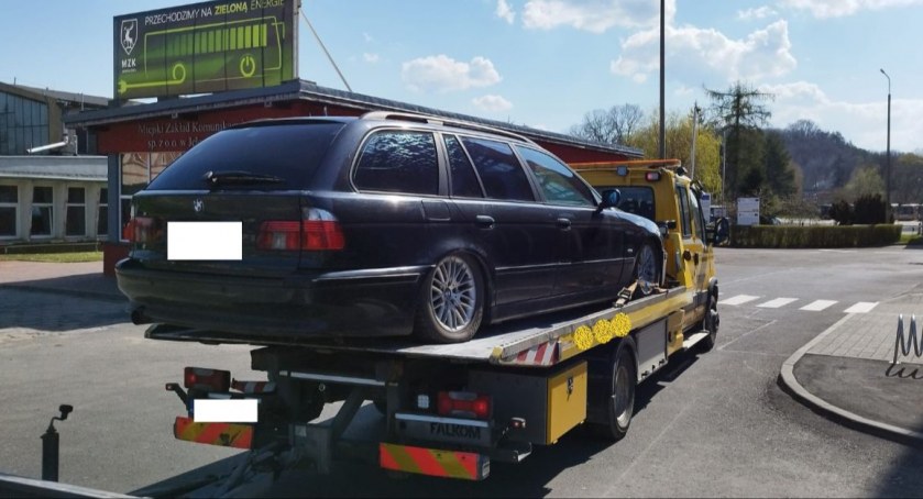 Strażnicy usunęli wraki pojazdów z ulic i parkingów