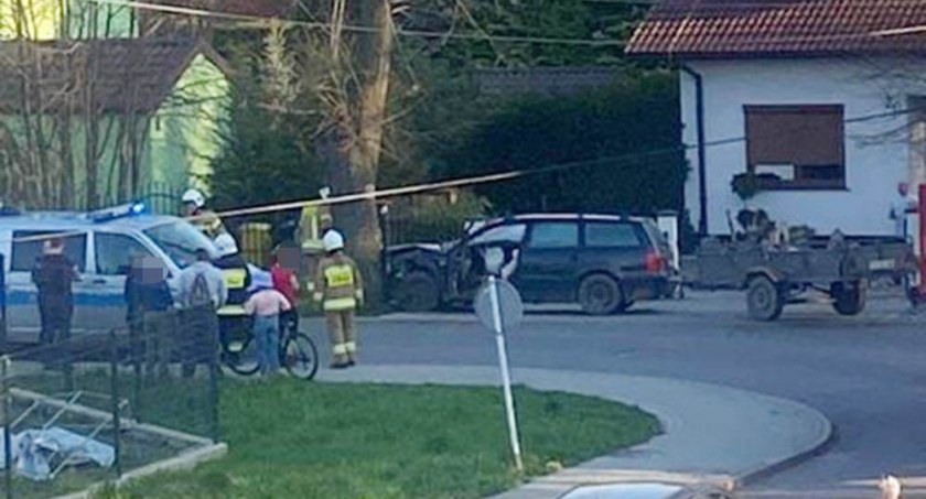 Passatem w drzewo. Pijany kierowca omal nie potrącił przechodniów