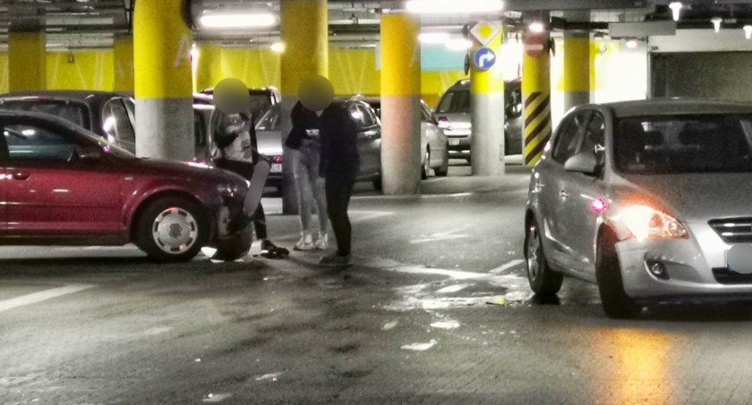 Na parkingu podziemnym zderzyły się dwie osobówki