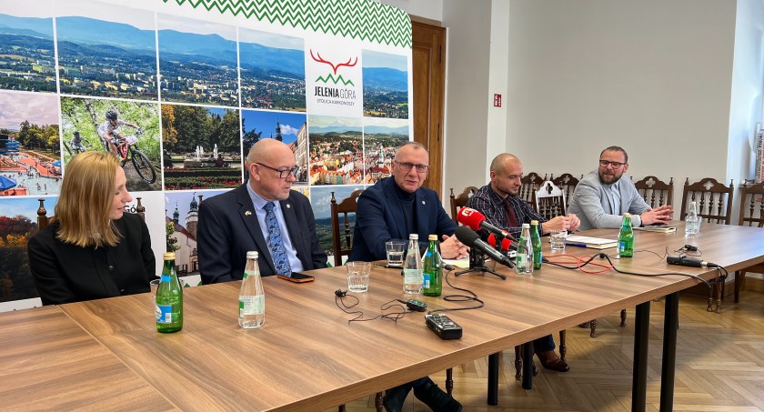 Ukraina to wciąż jest wojna - Władze Jeleniej Góry po powrocie z kraju ogarniętego wojną