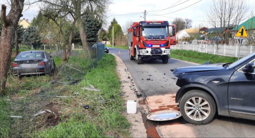Zderzyły się dwa samochody marki BMW. Droga zablokowana