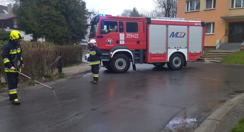 W Szklarskiej Porębie ropopochodna substancja rozlana na kilku ulicach