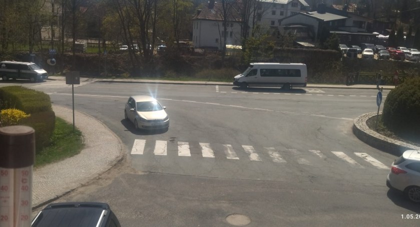 Zaparkował przed przejściem dla pieszych. Dostał 1000 złotych mandatu.