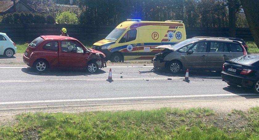 Utrudnienia na drodze krajowej nr 3. W Radomierzu zderzyły się trzy osobówki